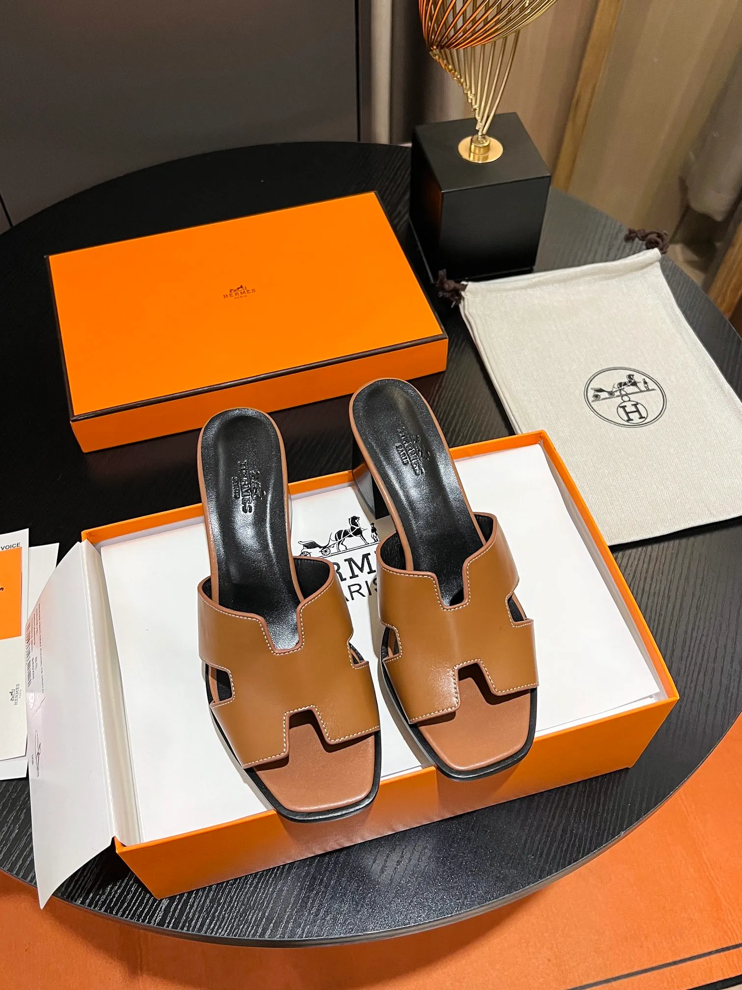👟👟Ex-factory price 560👟👟 💋HERMES, thick heel series H slides, great looking on the feet! Original replica, synchronized at the counter. Upper material: advanced custom-made first-layer palm-print cowhide, inner padding sheepskin, and Italian genuine leather outsole. Multiple color options! Code number: 34-43 (34 41 42 43 is not returnable or exchangeable if customized)